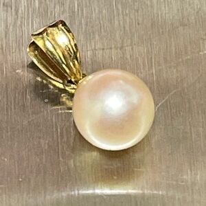 Elegant Gold and Cream Akoya Pearl Pendant